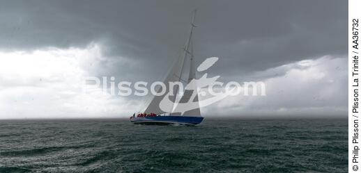 Le 12 mètres Ji France sous un grain - © Philip Plisson / Plisson La Trinité / AA36732 - Nos reportages photos - Ciel