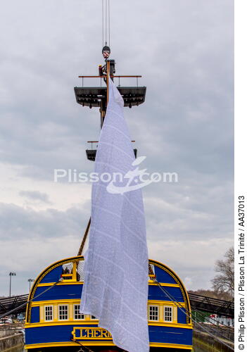 La pose de la mâture de l'Hermione à rochefort - © Philip Plisson / Plisson La Trinité / AA37013 - Nos reportages photos - Elément d'un bateau
