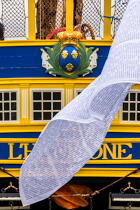 La pose de la mâture de l'Hermione à rochefort © Philip Plisson / Plisson La Trinité / AA37015 - Nos reportages photos - Voilier