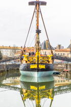 La pose de la mâture de l'Hermione à rochefort © Philip Plisson / Plisson La Trinité / AA37025 - Nos reportages photos - Elément d'un bateau