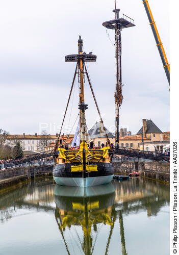 The installation of the masts of the Hermione, Rochefort - © Philip Plisson / Plisson La Trinité / AA37026 - Photo Galleries - Frigate