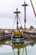 The installation of the masts of the Hermione, Rochefort © Philip Plisson / Plisson La Trinité / AA37026 - Photo Galleries - Sailing boat