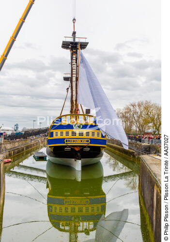 La pose de la mâture de l'Hermione à rochefort - © Philip Plisson / Plisson La Trinité / AA37027 - Nos reportages photos - Elément d'un bateau