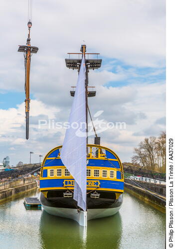 La pose de la mâture de l'Hermione à rochefort - © Philip Plisson / Plisson La Trinité / AA37029 - Nos reportages photos - Elément d'un bateau