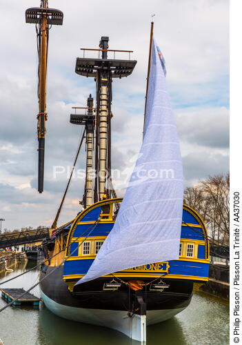 The installation of the masts of the Hermione, Rochefort - © Philip Plisson / Plisson La Trinité / AA37030 - Photo Galleries - Old gaffer