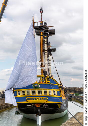 La pose de la mâture de l'Hermione à rochefort - © Philip Plisson / Plisson La Trinité / AA37033 - Nos reportages photos - Terme marin