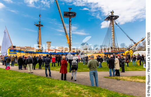 The installation of the masts of the Hermione, Rochefort - © Philip Plisson / Plisson La Trinité / AA37035 - Photo Galleries - Frigate