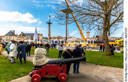 The installation of the masts of the Hermione, Rochefort - © Philip Plisson / Plisson La Trinité / AA37037 - Photo Galleries - Sailing boat
