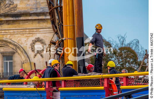 The installation of the masts of the Hermione, Rochefort - © Philip Plisson / Plisson La Trinité / AA37042 - Photo Galleries - Monohull