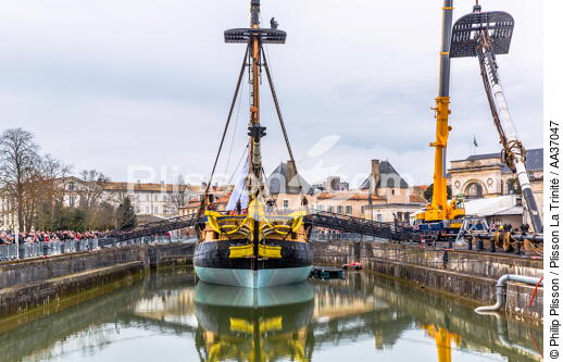 The installation of the masts of the Hermione, Rochefort - © Philip Plisson / Plisson La Trinité / AA37047 - Photo Galleries - Traditional sailing