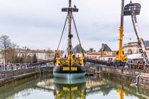 The installation of the masts of the Hermione, Rochefort © Philip Plisson / Plisson La Trinité / AA37047 - Photo Galleries - Monohull