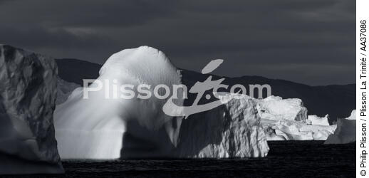 Late summer on the west coast of Greenland [AT] - © Philip Plisson / Plisson La Trinité / AA37086 - Photo Galleries - Iceberg