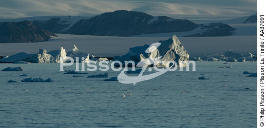 Late summer on the west coast of Greenland [AT] - © Philip Plisson / Plisson La Trinité / AA37091 - Photo Galleries - Iceberg