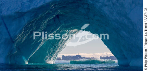 Late summer on the west coast of Greenland [AT] - © Philip Plisson / Plisson La Trinité / AA37102 - Photo Galleries - Iceberg