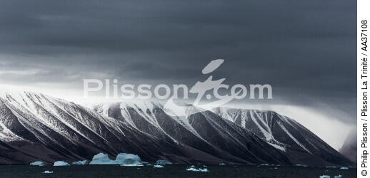 Late summer on the west coast of Canada - © Philip Plisson / Plisson La Trinité / AA37108 - Photo Galleries - Iceberg