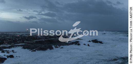 Tempête Petra sur Saint Guénolé - © Philip Plisson / Plisson La Trinité / AA37128 - Nos reportages photos - Port