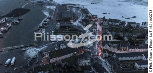 Storm Petra, Saint Guénolé,Brittany. - © Philip Plisson / Plisson La Trinité / AA37131 - Photo Galleries - Town [29]
