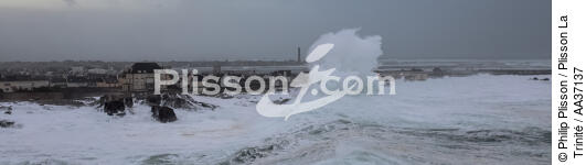 Storm Petra, Saint Guénolé,Brittany. - © Philip Plisson / Plisson La Trinité / AA37137 - Photo Galleries - Storm at sea