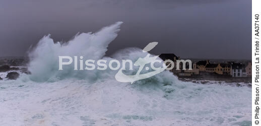 Storm Petra, Saint Guénolé,Brittany. - © Philip Plisson / Plisson La Trinité / AA37140 - Photo Galleries - Town [29]