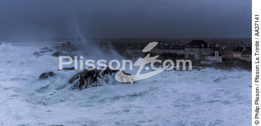 Storm Petra, Saint Guénolé,Brittany. - © Philip Plisson / Plisson La Trinité / AA37141 - Photo Galleries - Town [29]