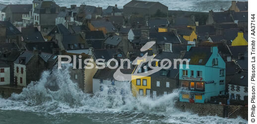 Storm Petra, Sein island,Brittany. - © Philip Plisson / Plisson La Trinité / AA37144 - Photo Galleries - Port