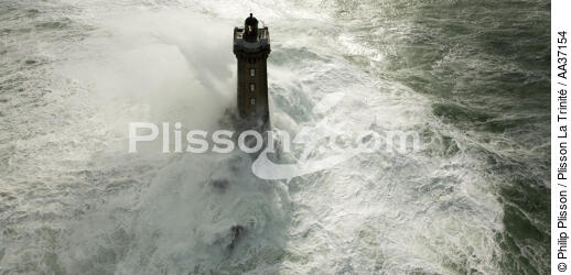 Petra stormon la Vieille lighthouse - © Philip Plisson / Plisson La Trinité / AA37154 - Photo Galleries - Pointe du Raz [The]