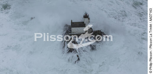 Petra stormon on Tévennec lighthouse - © Philip Plisson / Plisson La Trinité / AA37163 - Photo Galleries - Finistère