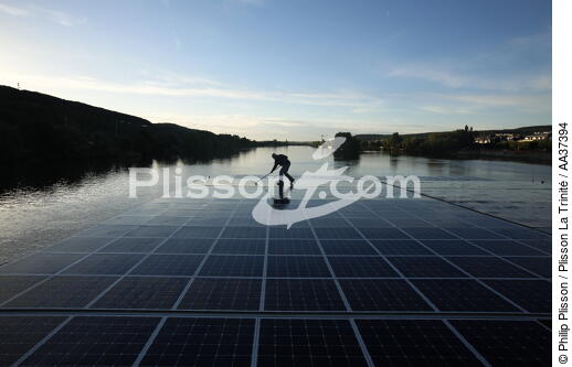 Planet Solar - © Philip Plisson / Plisson La Trinité / AA37394 - Nos reportages photos - Fleuve
