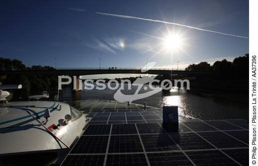 Planet Solar - © Philip Plisson / Plisson La Trinité / AA37396 - Nos reportages photos - Fleuve