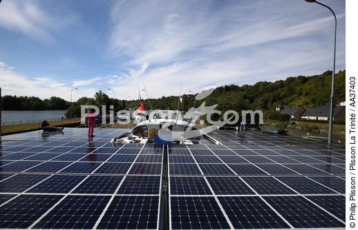 Planet Solar - © Philip Plisson / Plisson La Trinité / AA37403 - Nos reportages photos - Seine [la]