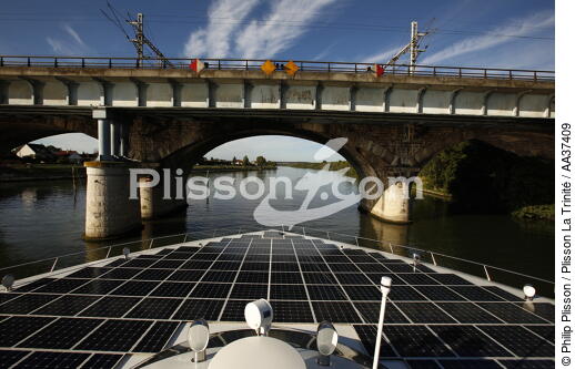 Planet Solar - © Philip Plisson / Plisson La Trinité / AA37409 - Photo Galleries - River [large]