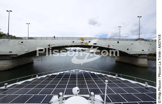 Planet Solar - © Philip Plisson / Plisson La Trinité / AA37418 - Photo Galleries - Solar catamaran