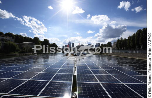 Planet Solar - © Philip Plisson / Plisson La Trinité / AA37420 - Nos reportages photos - Fleuve