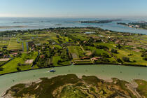 Ile de Sant'Erasmo dans la lagune de Venise © Philip Plisson / Plisson La Trinité / AA37479 - Nos reportages photos - Vue aérienne