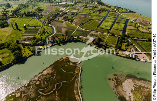 Ile de Sant'Erasmo dans la lagune de Venise - © Philip Plisson / Plisson La Trinité / AA37480 - Nos reportages photos - Vue aérienne