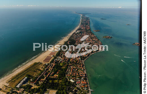 l'ïle du Lido qui protège la lagune de Venise - © Philip Plisson / Plisson La Trinité / AA37499 - Nos reportages photos - Projet MOSE