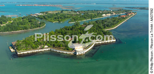 Fort Sant'Andrea - © Philip Plisson / Plisson La Trinité / AA37592 - Nos reportages photos - Vue aérienne