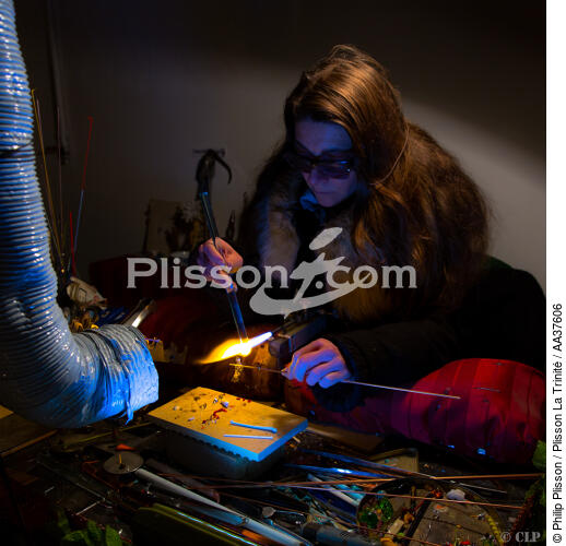 Fabrication de bijoux en verre sur l'île de Murano - © Philip Plisson / Plisson La Trinité / AA37606 - Nos reportages photos - Ile [It]