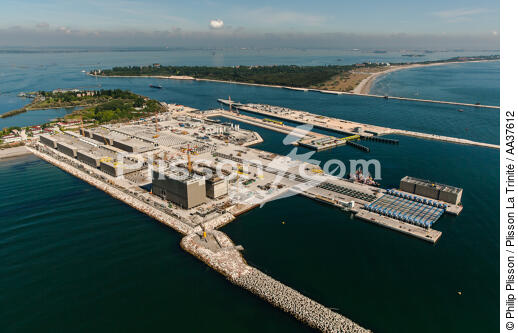 Construction of the Mose project [AT] - © Philip Plisson / Plisson La Trinité / AA37612 - Photo Galleries - Aerial shot
