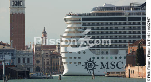 Venise - © Philip Plisson / Plisson La Trinité / AA37667 - Nos reportages photos - Traffic maritime dans la lagune de Venise