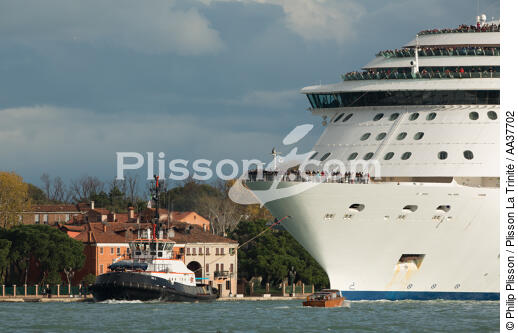Traffic ship in Venice - © Philip Plisson / Plisson La Trinité / AA37702 - Photo Galleries - Passenger Liner