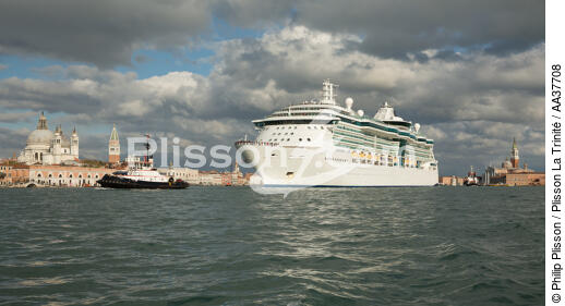 Traffic ship in Venice - © Philip Plisson / Plisson La Trinité / AA37708 - Photo Galleries - Passenger Liner