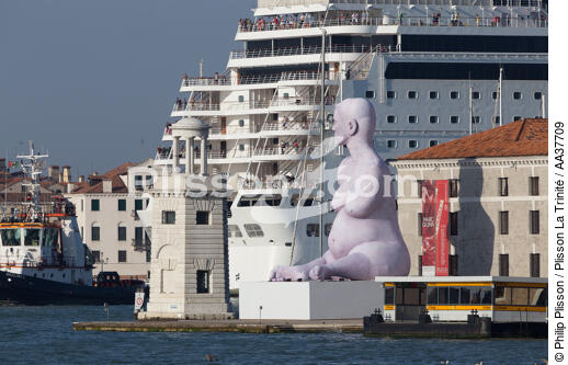 Traffic ship in Venice - © Philip Plisson / Plisson La Trinité / AA37709 - Photo Galleries - Passenger Liner