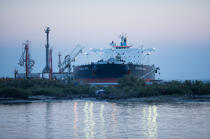 Pétrolier dans la lagune de Venise © Philip Plisson / Plisson La Trinité / AA37895 - Nos reportages photos - Transport maritime