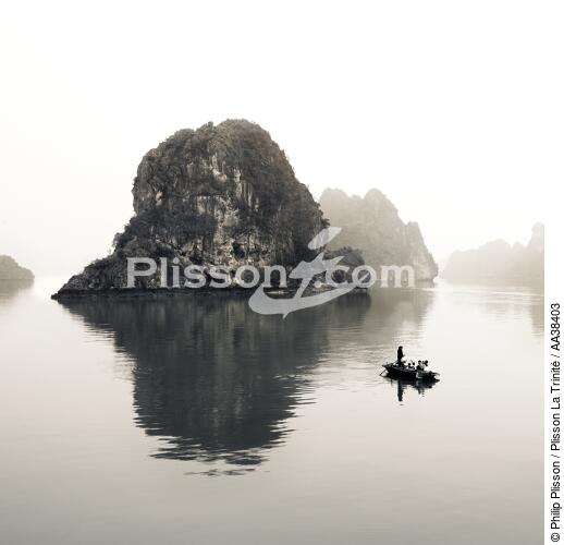 Along bay - © Philip Plisson / Plisson La Trinité / AA38403 - Photo Galleries - Black and white