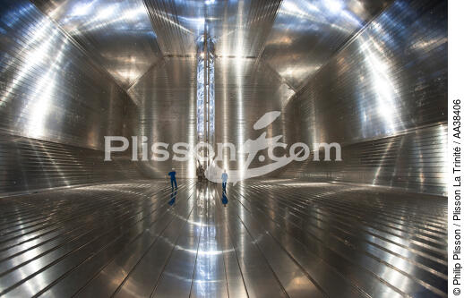 An LNG tank under construction in St Nazaire - © Philip Plisson / Plisson La Trinité / AA38406 - Photo Galleries - Loire Atlantique 