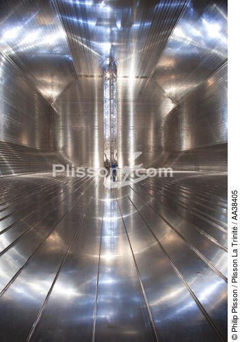 An LNG tank under construction in St Nazaire - © Philip Plisson / Plisson La Trinité / AA38405 - Photo Galleries - Cargo ship carrying methane