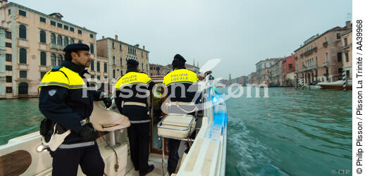 The Venetian police - © Philip Plisson / Plisson La Trinité / AA39968 - Photo Galleries - Job