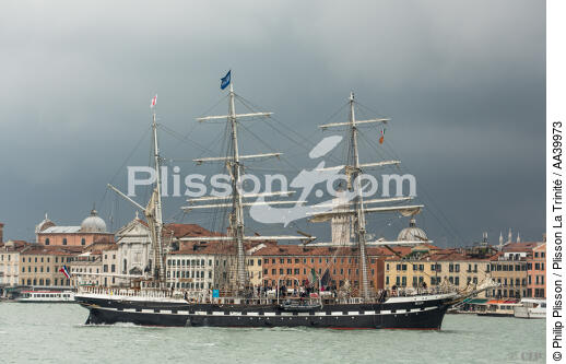Le trois-mâts barque Belem devant Venise - © Philip Plisson / Plisson La Trinité / AA39973 - Nos reportages photos - Belem [Le ]