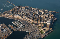© Philip Plisson / Pêcheur d’Images / AA38318 Marée haute sur Saint Malo - Nos reportages photos - Port